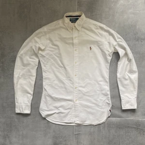 Vit Polo Ralph Lauren skjorta  - Jag Säljer en fet skjorta från Polo Ralph Lauren| skicket på tröjan är bra 8/10 | storlek s | ny pris 2000: mitt pris är 349 | skriv vid frågor och funderingar       