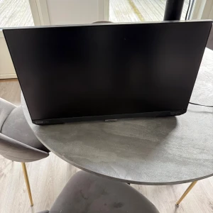 Samsung Curved Monitor - En 240hz spelskärm Snygg Samsung curved monitor med VESA-fäste för flexibel montering. Skärmen är i gott skick med endast lite damm på baksidan, inga synliga repor eller skador. Perfekt för arbete eller gaming med modern design och bra bildkvalitet.