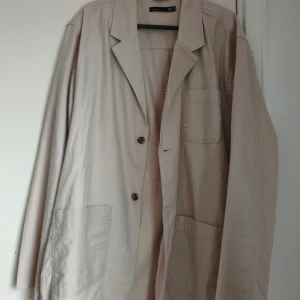 Beige Linne kavaj - Beige kavaj från lager 157 i linne och bomulls mix i storleken XL Kavajen är i nyskick.