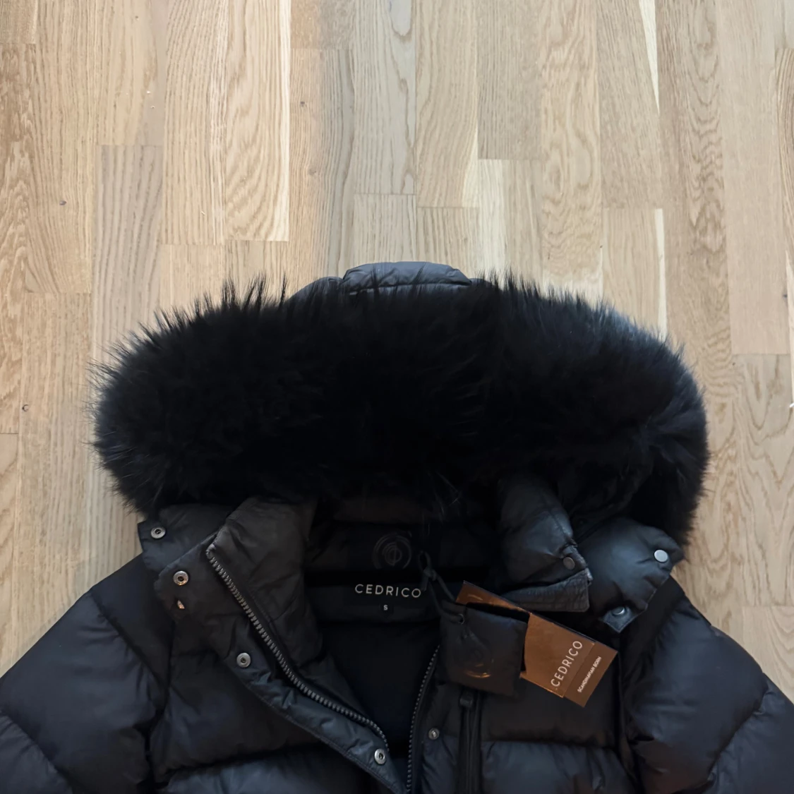 Svart dunjacka med pälskrage från Cedrico  - 4