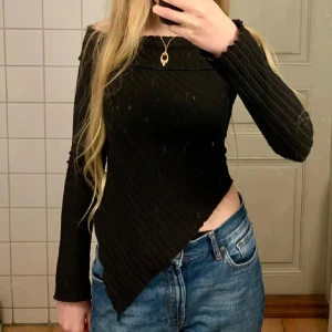Topp - Svart ribbad offshoulder topp med asymmetrisk nederkant 🖤