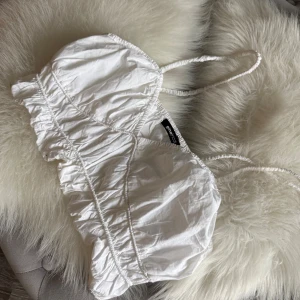 Vit linnetopp från Gina Tricot - Vit topp från gina i storlek s. 