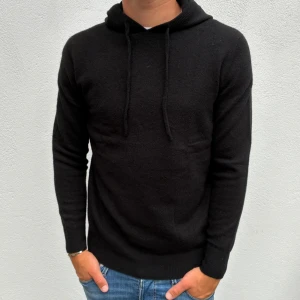 Kashmir/Merino hoodie - Svart Kashmir/Merino hoodie | Storlek S | Modellen är 177cm lång | Endast använd 1 gång, därför nyskick | Hör av dig vid frågor🌟