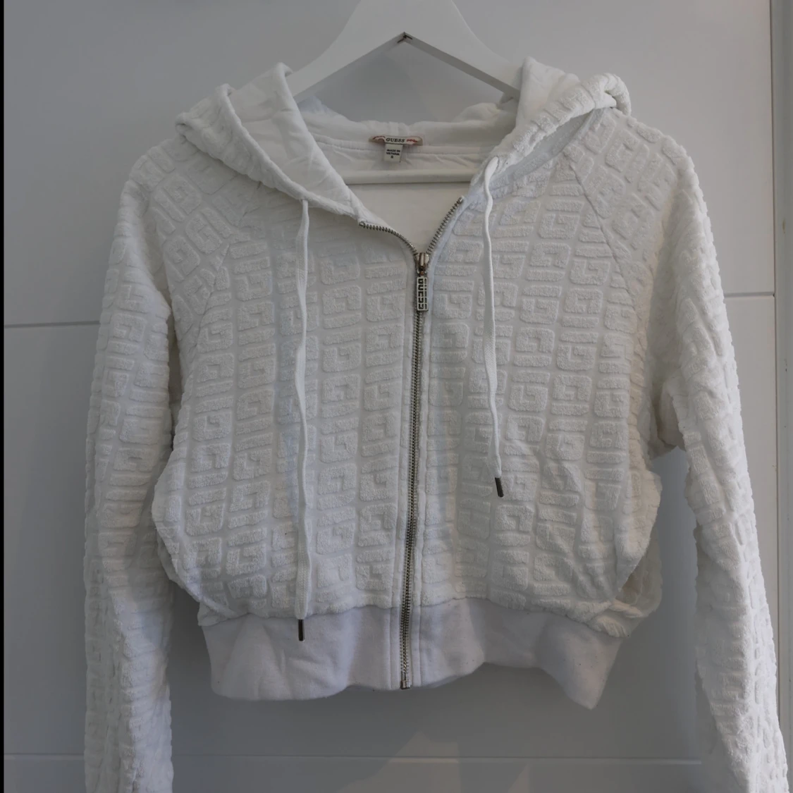 Vit hoodie från Guess med struktur