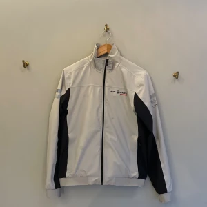 Vindjacka Sail Racing - Tja säljer nu denna fantastiska vind och regnjacka från sail racing, den har varit en bra kompis under många olika väder men nu är de dags att låta någon annan använda den! Den är i top skick utan några slitningar! Hör av er vid minsta fråga eller fundering ✌️