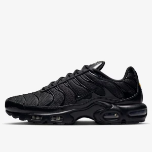 Nike Air Max Plus svarta sneakers - Nike Air Max Plus sneakers i helsvart färg med mesh och syntetmaterial. Snygg vågig design på ovandelen, synliga Air Max-enheter i sulan och klassisk snörning. Perfekt för dig som gillar sportig och modern stil. Levereras med originalkartong.Priset kan diskuteras 
