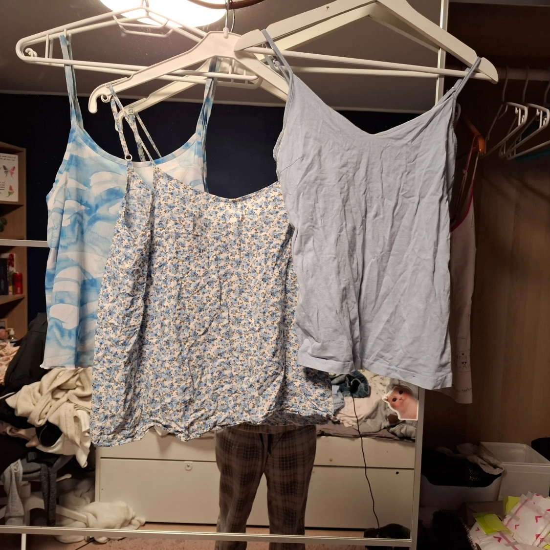 3 somriga linnetoppar i blått och vitt