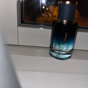 Van Gils I Eau de Toilette - Van Gils I Eau de Toilette för honom. Snygg och modern flaska med stilren design. Volym: 50 ml. Perfekt för dig som vill ha en fräsch och trendig parfym i din samling.