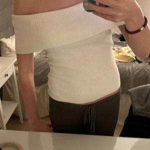 Vit offshouldertopp - Supersnygg vit ribbad topp från H&M i storlek XS. Offshoulder-modell med bred krage som sitter snyggt över axlarna. 