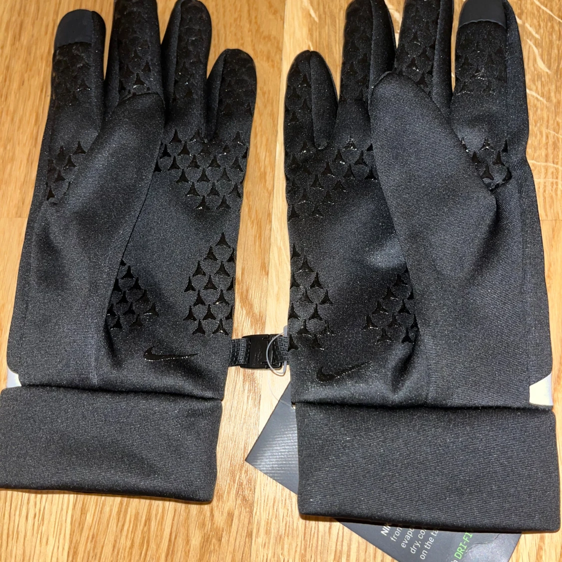 Svarta träningshandskar från Nike - 1