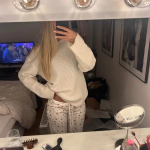 Vit stickad tröja  - Vit stickad tröja. Lappen är borta så vet inte vart den är ifrån. Tror det är storlek xs/s