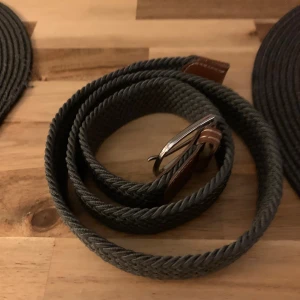 Grått flätat bälte - Säljer grått flätat bälte som är i bra kvalitet, bättre pris vid snabb affär!