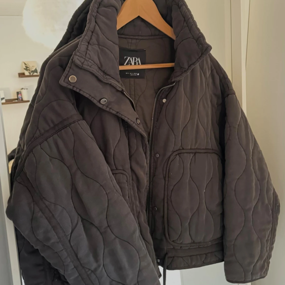 Quiltad mörkgrå jacka från Zara - 3