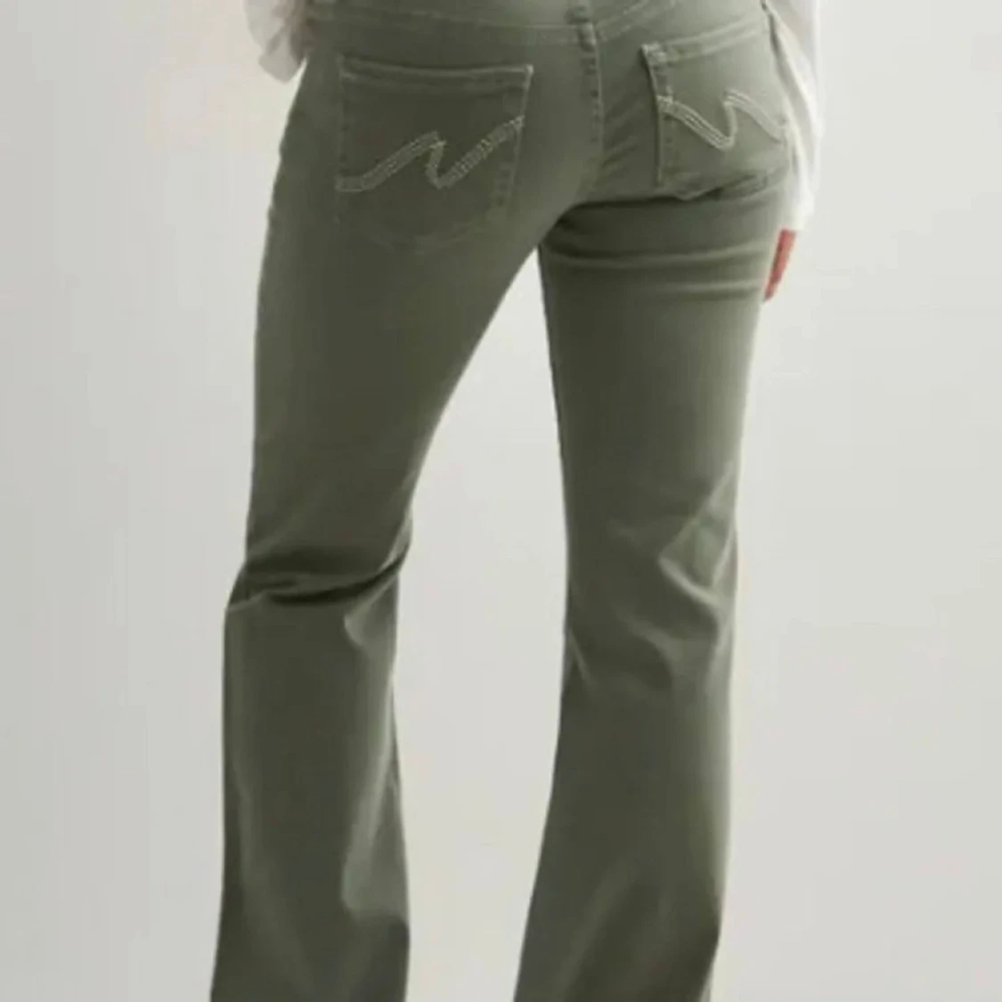 Olivgröna bootcut byxor från Nelly