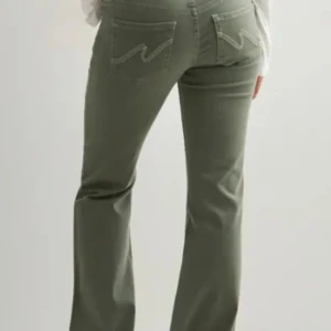 Olivgröna bootcut byxor från Nelly - Snygga olivgröna byxor från Nelly med bootcut-passform och klassiska fickor bak med dekorativa sömmar. Byxorna har normal midja och är tillverkade i bomullsmix med synliga kontrastsömmar. Perfekta för dig som gillar en avslappnad men trendig look. Samma som förra annonsen bara fri frakt!