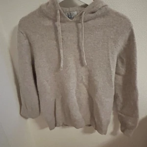 Merinoull hoodie - En beige merinoull hoodie som är tvär fet, perfekt nu när de börjat bli kallt🍁 storlek s men är liten i storlek, hör av dig vid minsta lilla fråga!