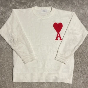 Vit ami Paris tröja - Säljer denna helt nya ami Paris tröja, säljer den eftersom den inte passade mig. Den är av mycket skönt material och perfekt för den kommande vintern. Dm för mer frågor 