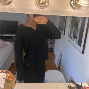 Tröja - Långärmad mörkblå tröja med detaljer som v-ringning och slits. Från Saint Tropez. Knappt använd så jättebra skick