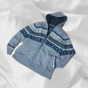 Pälsfodrad Cardigan  - Fodrad cardigan/hoodie i storlek XL – enkel att matcha och skön att bära. Ett stilrent val, noggrant utvalt med omsorg av AM Clothing.  📩 Frågor? Hör gärna av dig! 📲 Följ oss här på Plick för fler uppdateringar. ♻️ Tack för att du handlar mer hållbart med AM Clothing!