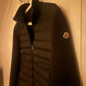 Svart cardigan från Moncler - Svart cardigan från Moncler 