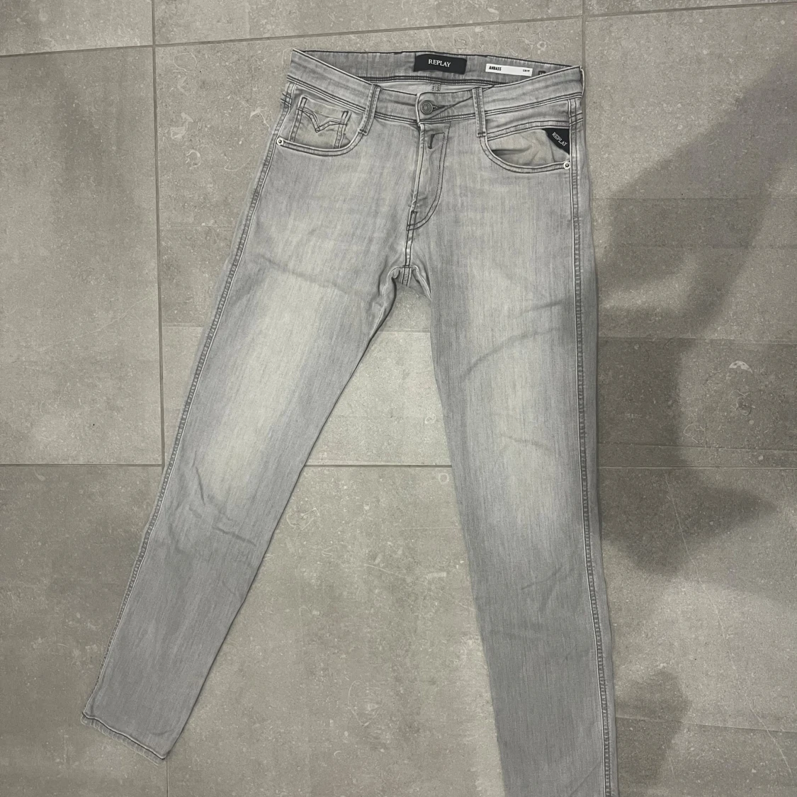 Replay Anbass ljusgrå slim jeans