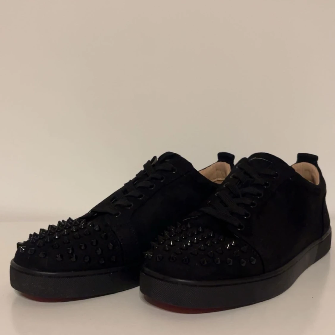 Svarta Louboutin sneakers med nitar - 1