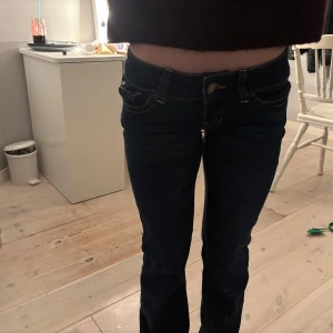Mörkblå jeans från G.Rise - Snygga mörkblå jeans från G.Rise, de har klassiska fem fickor. Modellen har super låg midja och raka ben med bootcut. Jeansen är tillverkade i slitstarkt denim och har knapp och dragkedja framtill. De är helt nya har aldrig använt de, säljer de för dem är för långa! Jag är ca 157
