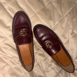 Burgundy röda loafers från Claudie Pierlot - Säljer dessa superfina burgundy röda loafers från Claudie Peirlot. Dem är endast använda en gång, men är för stora för mig. Tror nypris var 3500-3800.