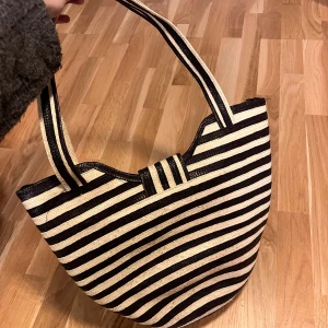 Flätad handväska - Så snygg handväska/shoppingbag/strandväska! Medelstor med innerficka 