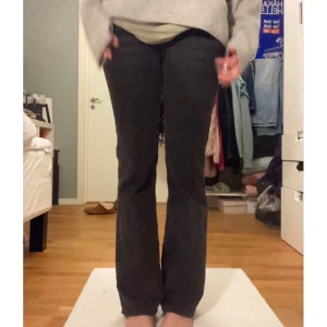 Svarta jeans  - Svarta bootcut jeans från h&m med hög midja i storlek 34. 