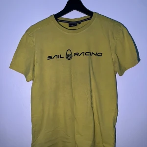 Sail racing T-shirt gul - Sail racing t-shirt gul i bra skick, skriv pm vid intresse.