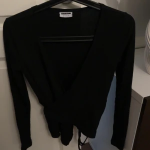 Omlottröja med knytning  - Använd fåtal gånger, normal i storleken.