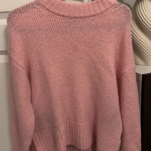 Stickad tröja  - Oanvänd, normal i storleken.