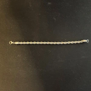 Silver kordell armband - Snyggt armband i silverfärg med flätad design och smidig karbinhake. Perfekt för dig som gillar stilrena och klassiska smycken med en twist. Passar både till jeans och skjorta för en cool look.