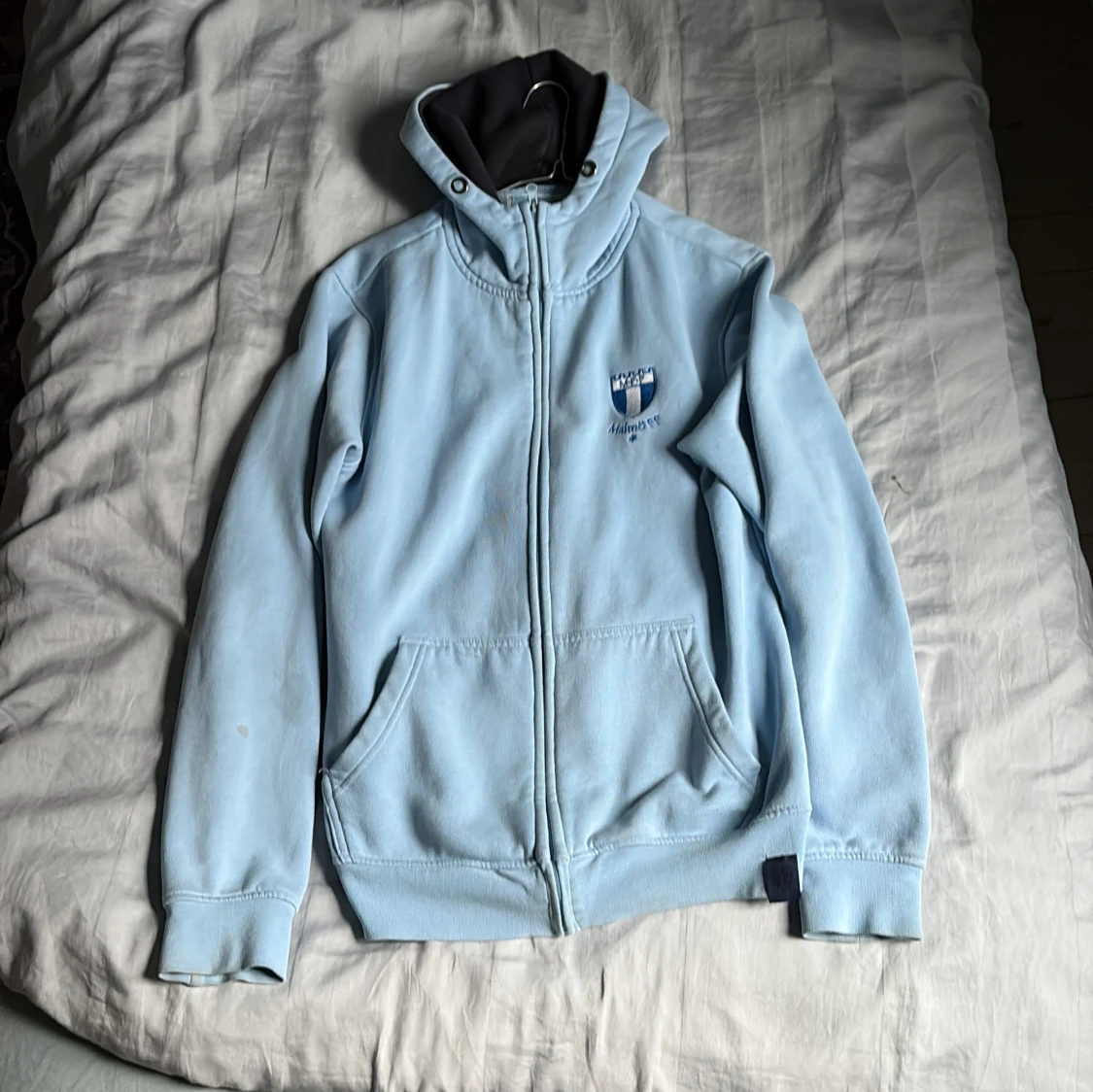 Ljusblå hoodie med dragkedja