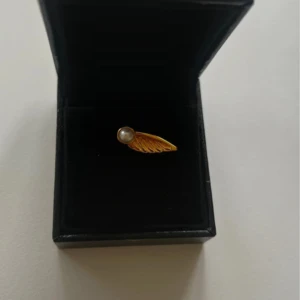 Maria Nilsdotter guldörhänge med pärla - Örhänge från Maria Nilsdotter (VÄNSTER) aldrig använt. Nypris 2000kr