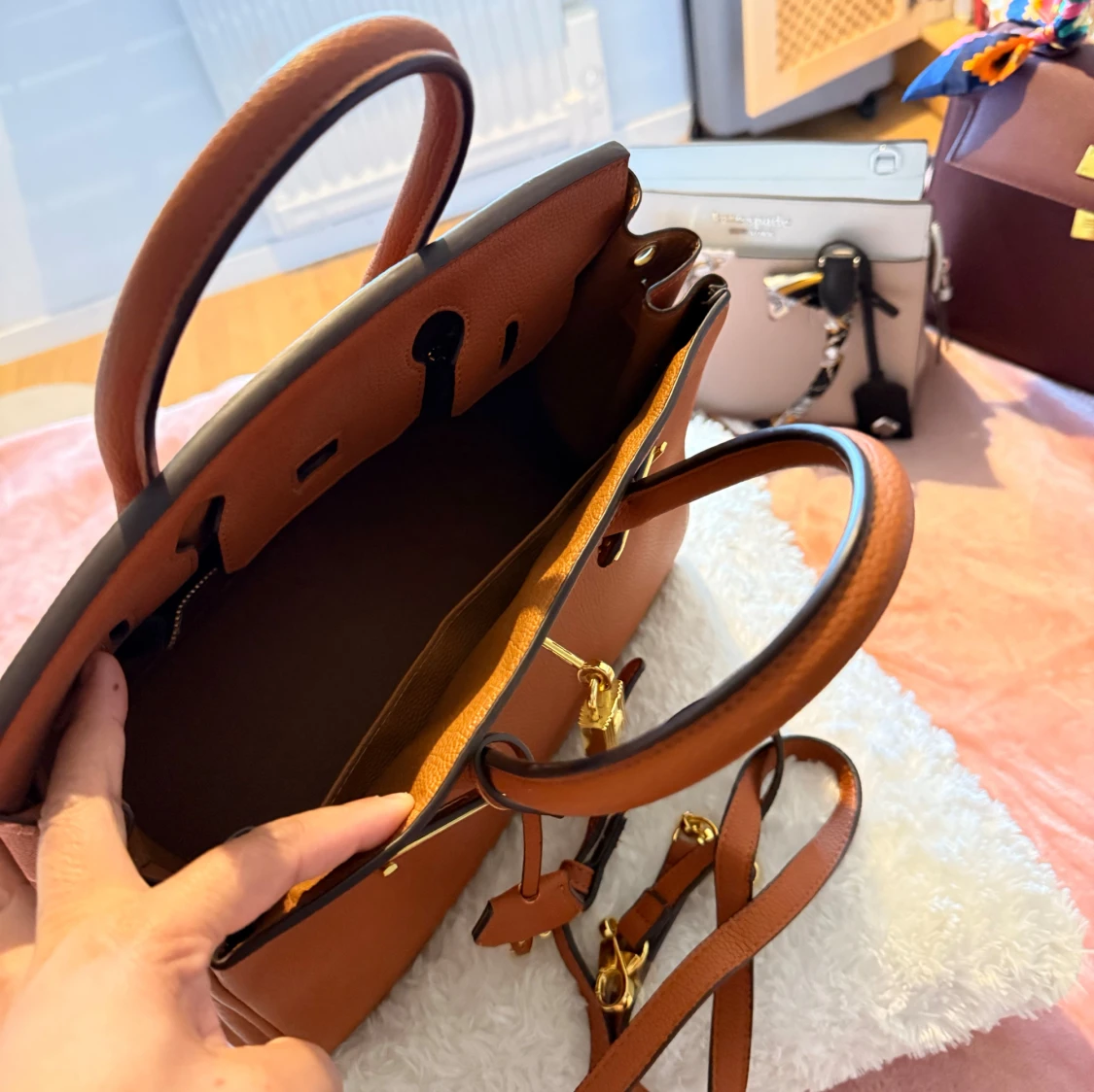 Brun handväska med gulddetaljer - 2