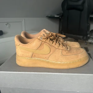 Nike Air Force 1 i mocka, beige - Säljer ett par Nike Air Force 1 i beige mocka med matchande snören och klassisk rund tå. Storlek 42.5. Nästan helt nya, använda typ 5 gånger.