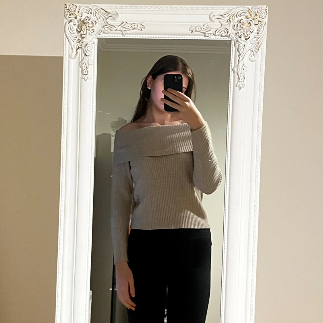 Beige ribbad offshoulder stickad tröja