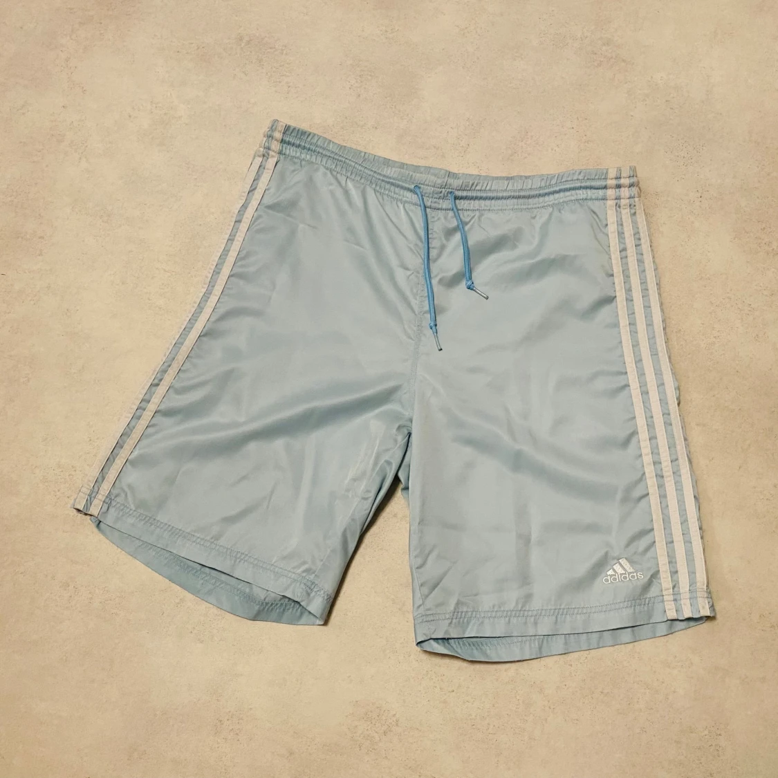 Retro Ljusblå Adidas shorts med snörning - 1