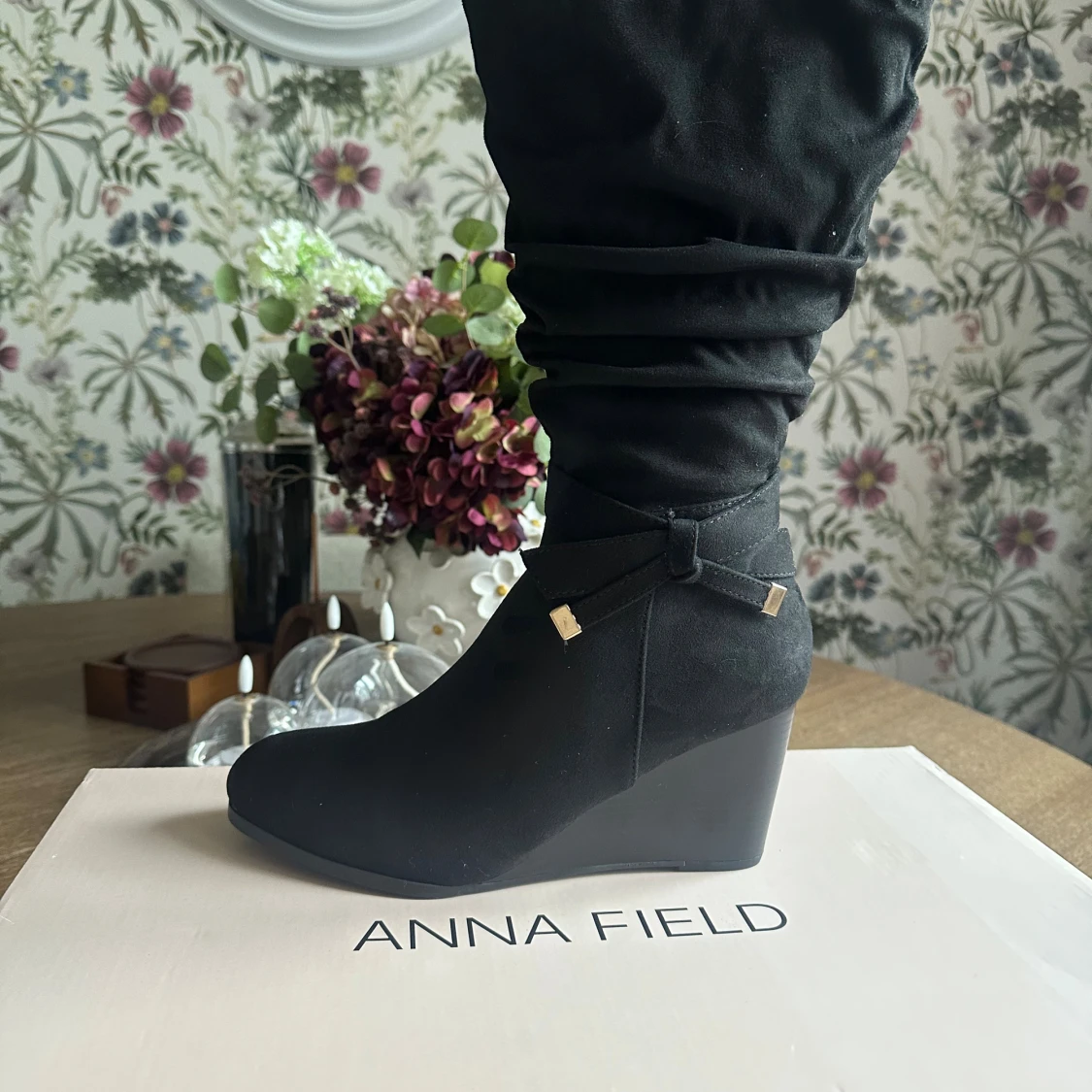 Svarta stövletter med kilklack från Anna Field