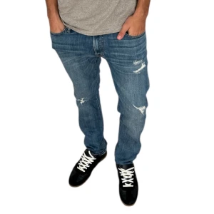 A&F jeans med slitningar  - Tvär feta jeans med feta slitningar, priset kan såklart diskuteras! Passar bra på mig som är 180 