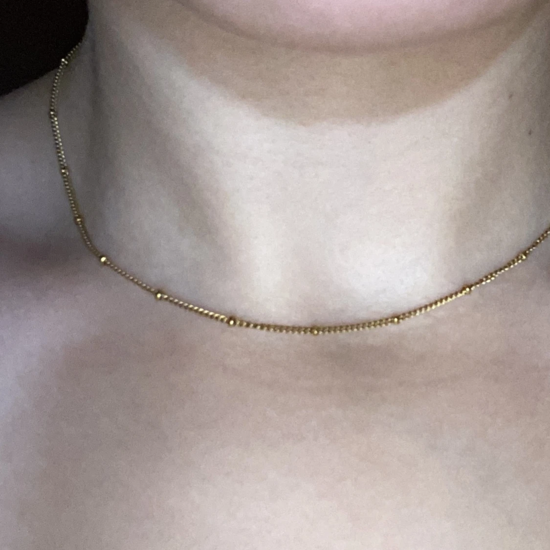 Guldigt halsband med pärlor  - 2