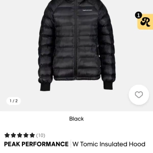 Svart Peak Performance pufferjacka med huva - Jag säljer min fina och populära peak performance jacka. Den är använd en vinter och är utifrån ett litet hål i fram i väldigt fint skick. Är i storlek m men passar S också. Är varm och skön och kostar 3200kr i nypris, men pris kan diskuteras vid snabb affär. 