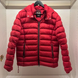 Colmar Jacka Dun Röd  - Bra skick -  storlek  52 vilket motsvarar L - om du har någon fråga är det bara att skriva !