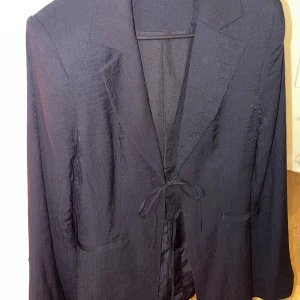 Figursydd kavaj - Smickrande figursydd kavaj från Gina. True to size.