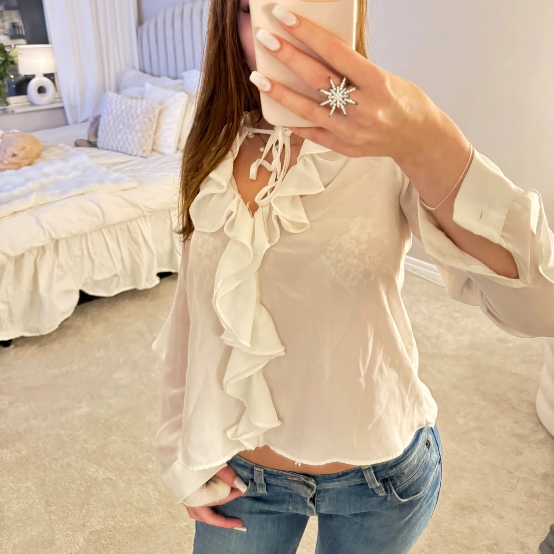 Vit blus med volang  - 2