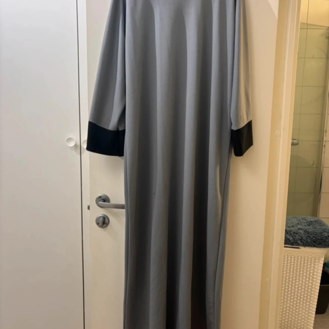 Grå abaya