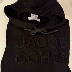 Svart hoodie från Jacob Cohën - Svart hoodie från Jacob Cohën med broderad logga framtill, Storleken är M( känns som en lite mindre M) och är i väldigt bra skick 