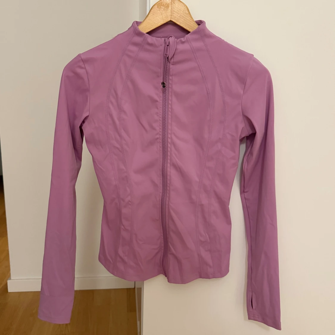 Ljuslila tight träningsjacka - 2